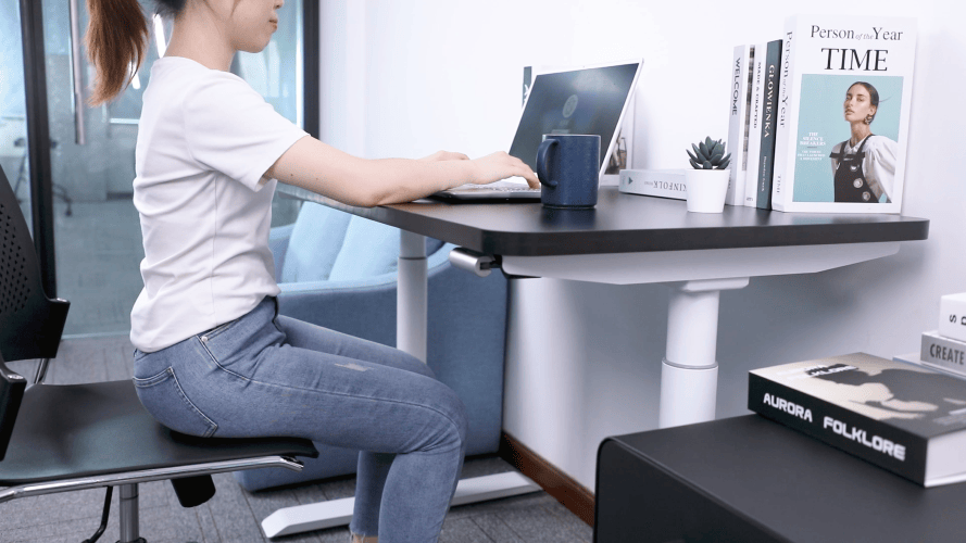 Manual-height-adjustable-desk-frame-for-home-and-office
