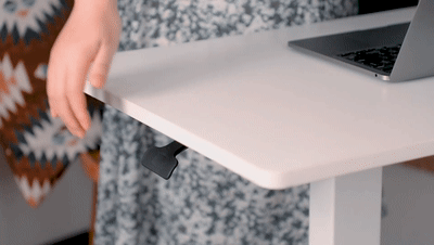 Press-the-handle-to-raise-or-lower-the-pneumatic-desk-frame