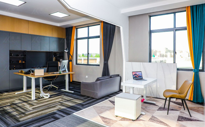 The study at home is equipped with a lifting desk